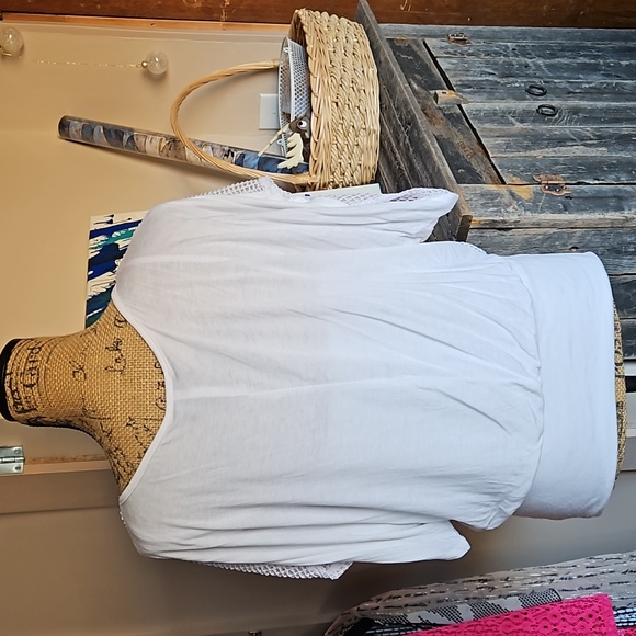 White office blouse with cami under, netted front, fabric back, goldtone button - Picture 3 of 9